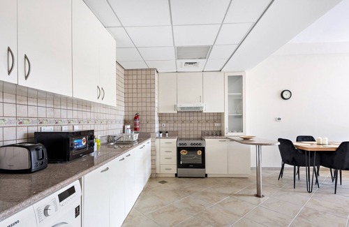 Motor City Apartment | Elegant Apartment Retreat at Widcombe House 3