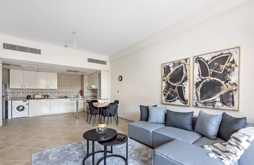 Motor City Apartment | Elegant Apartment Retreat at Widcombe House 3