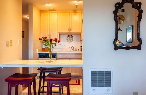 Crown Point Condo | Elegant Bay View Condo with bikes, good location