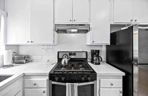 Belmont Shore Apartment | Elegant Beach 2 Bedroom 2 Bath