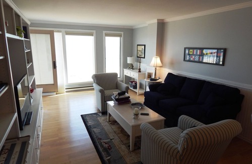 Ocean Park Condo | Elegant Beachfront Condo With Pool
