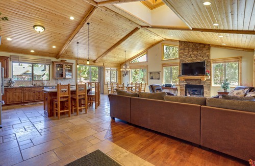 Castle Glen Estates Cabin | Elegant Big Bear Cabin Half Mi to Big Bear Lake!