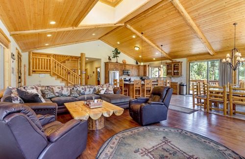 Castle Glen Estates Cabin | Elegant Big Bear Cabin Half Mi to Big Bear Lake!