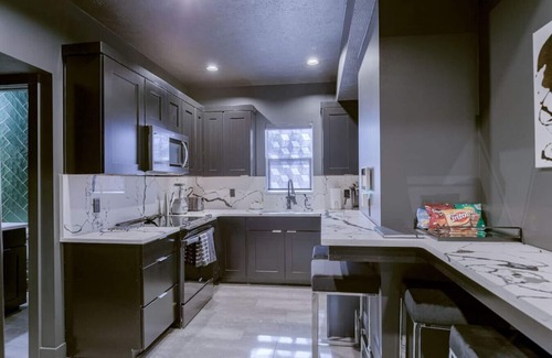 Lincoln House | Elegant Black Modern Getaway