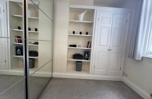 London Borough of Bromley Apartment | Elegant Boutique Flat in Historic Chislehurst