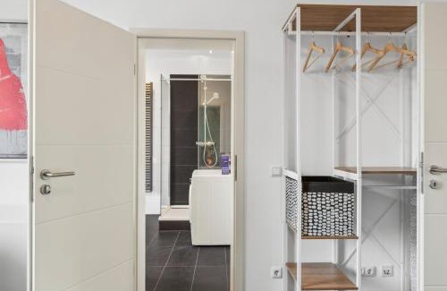 Bismarck Apartment | Elegant & Bright ~ Near Schalke 04 ~ Office ~ Free Parking!