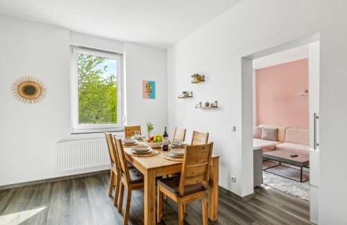 Bismarck Apartment | Elegant & Bright ~ Near Schalke 04 ~ Office ~ Free Parking!