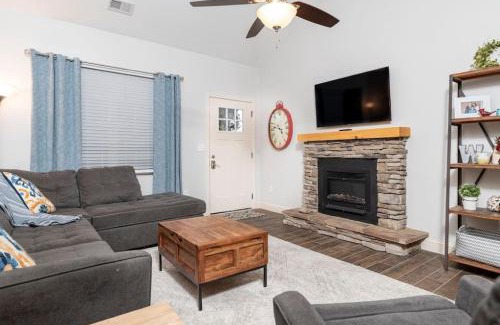 Townsend House | Elegant Cades Cove Condo with Community Pool