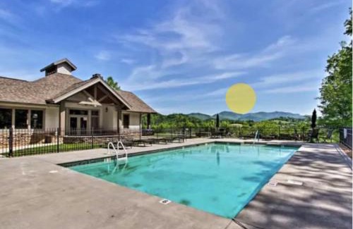 Townsend House | Elegant Cades Cove Condo with Community Pool