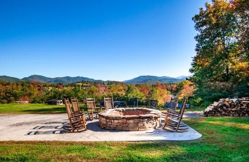 Townsend House | Elegant Cades Cove Condo with Community Pool