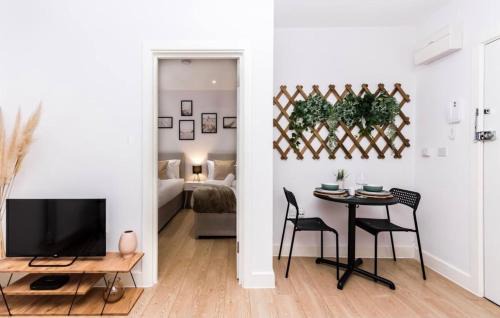 Aylesbury Apartment | Elegant Central, Private Parking, Leisure, Contractor