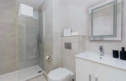 Aylesbury Apartment | Elegant Central, Private Parking, Leisure, Contractor
