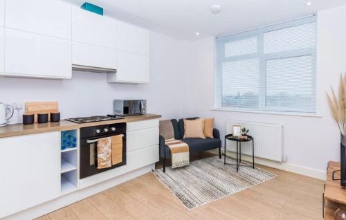 Aylesbury Apartment | Elegant Central, Private Parking, Leisure, Contractor