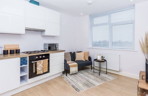 Aylesbury Apartment | Elegant Central Private Parking Leisure Contractor