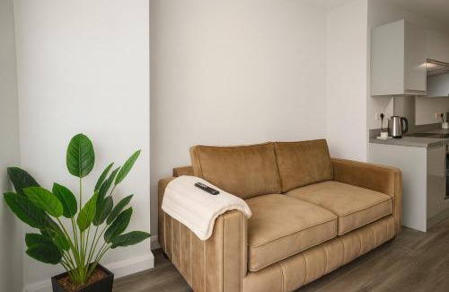 Chinatown Apartment | Elegant City Base in Liverpool - Cozy 1-Bed for Business & Relaxation