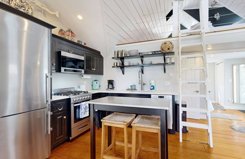 Mashpee House | Elegant coastal cottage with a full kitchen & patio - steps from private beach