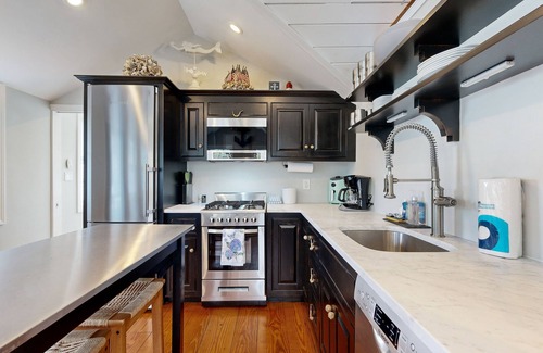 Mashpee House | Elegant coastal cottage with a full kitchen & patio - steps from private beach