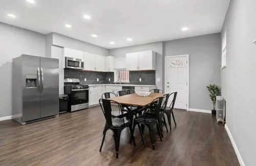 East Flatbush House | Elegant Cozy Spacious Home near train with parking