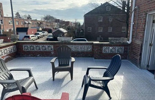 East Flatbush House | Elegant Cozy Spacious Home near train with parking