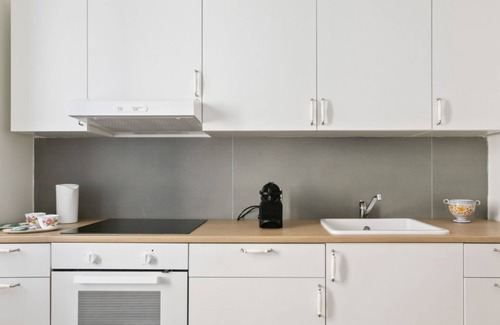 Ruggero Settimo Apartment | Elegant Don Giovanni flat of 60 sqm, for 4 people, located on the 5th floor of a historic building in Via Principe di Belmonte: NotHotel, a luxury Guest House, equipped with every comfort. Once inside you will be greeted by an elegant environment, where
