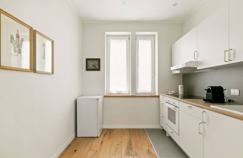 Ruggero Settimo Apartment | Elegant Don Giovanni flat of 60 sqm, for 4 people, located on the 5th floor of a historic building in Via Principe di Belmonte: NotHotel, a luxury Guest House, equipped with every comfort. Once inside you will be greeted by an elegant environment, where