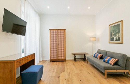 Ruggero Settimo Apartment | Elegant Don Giovanni flat of 60 sqm, for 4 people, located on the 5th floor of a historic building in Via Principe di Belmonte: NotHotel, a luxury Guest House, equipped with every comfort. Once inside you will be greeted by an elegant environment, where