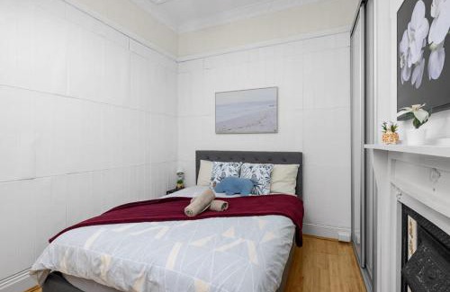 Lidcombe House | Elegant Double Room Lidcombe - Close to Transport & Shops - Shared Bathroom