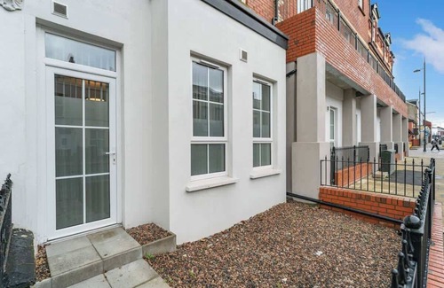 Belfast Apartment | Elegant East Village Apartment for Rent