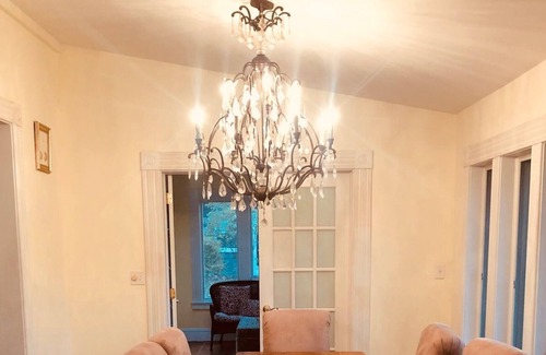 Southampton House | Elegant English Country Cottage with lots of sunlight!