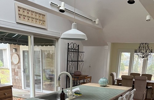 Southampton House | Elegant English Country Cottage with lots of sunlight!