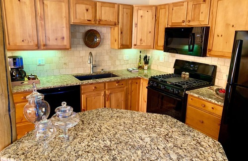 Keystone House | Elegant Escape/Stunning Views/Luxury 5-Beds/Convenient Lift Access