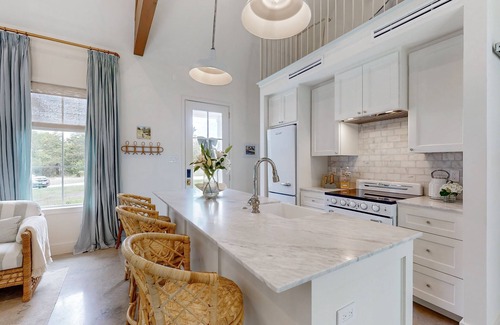 Brenham Cottage | Elegant farmhouse-style cottage between Brenham with porch, open layout & loft