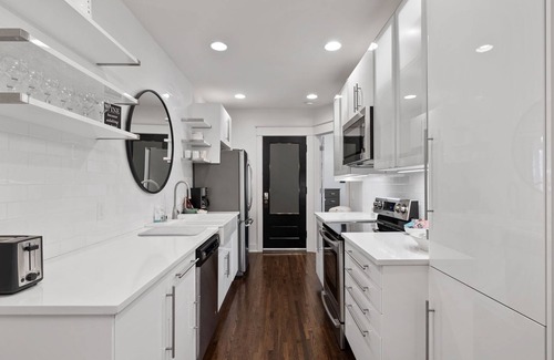 Union Park Apartment | Elegant Flat nestled right off-campus & free parking!