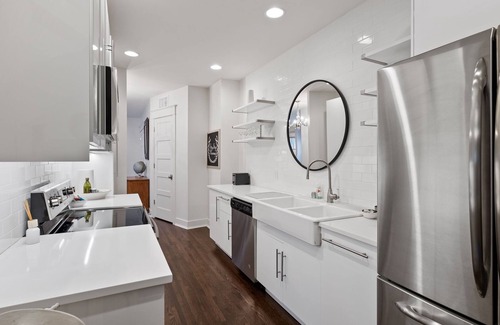 Union Park Apartment | Elegant Flat nestled right off-campus & free parking!