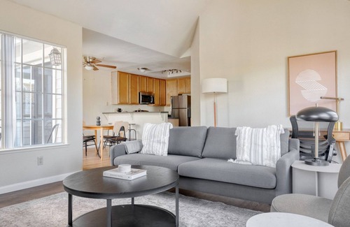 Foster City Apartment | Elegant Foster City 2BR w/Gym, 2 Pools & W/D, near VISA, by Blueground