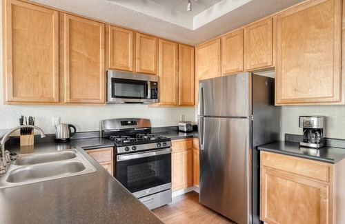Foster City Apartment | Elegant Foster City 2BR w/Gym, 2 Pools & W/D, near VISA, by Blueground