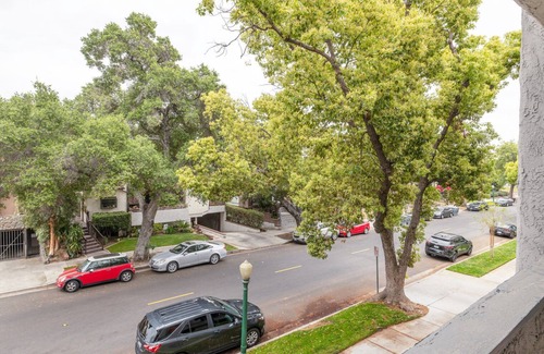 Downtown Apartment | Elegant Glendale 1BR w/Pool, Gym, walkable location, by Blueground