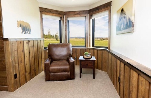 Ashton Cabin | Elegant Grand Cabin w/Hot Tubn