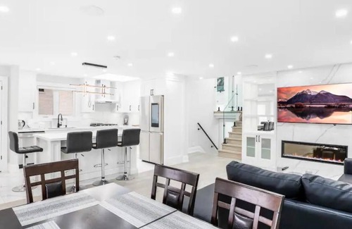 North York House | Elegant Home -Experience Comfort and Luxury