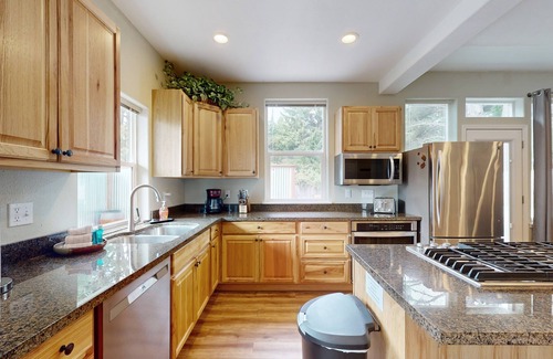 McKinleyville House | Elegant home near beach with gazebo, wood burning stove & private W/D