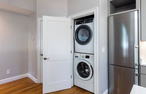 Fifth Ward Condo | Elegant Home Walking Distance To Newport Harbor, Brenton Point and Downtown