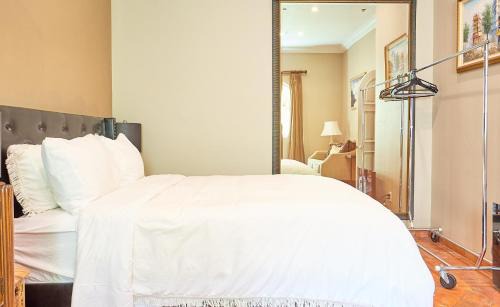 Trousdale Estates Apartment | Elegant Homestay Beverly Hills - 10mins To Rodeo Drive