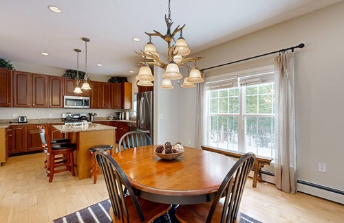 Stratton and Bromley Ski Areas House | Elegant house in quiet neighborhood, close to ski mountains, gas fireplace, wifi
