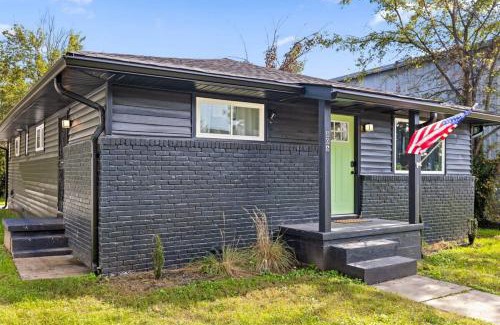 Chattanooga House | Elegant in Noir- Midcentury Modern Vibes
