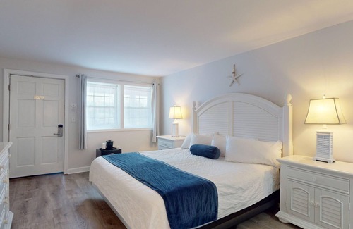Lower Township Hotel | Elegant King Room for a Relaxing Beach Escape