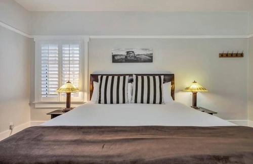 Calistoga Hotel | Elegant King Room, Walk to Best Wineries in Napa Valley