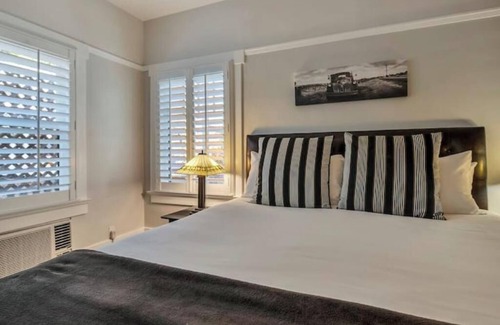 Calistoga Hotel | Elegant King Room, Walk to Best Wineries in Napa Valley