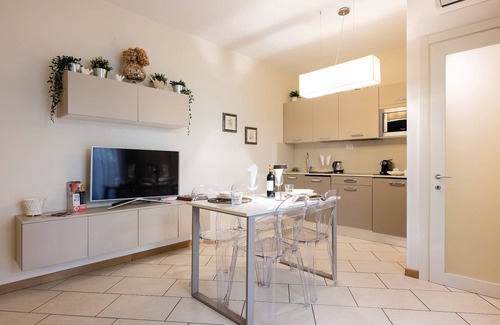 Isolotto Apartment | Elegant Location + PARKING!