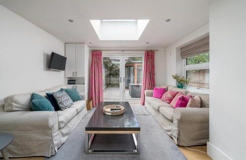 Shaftesbury Apartment | Elegant London Stay - 2BR with Garden in Battersea