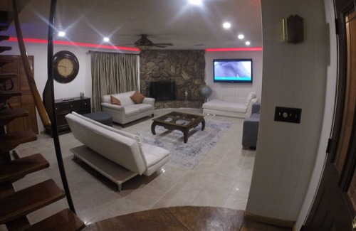 Harbor House | Elegant & Luxurious, Clean & Cheerful entire house